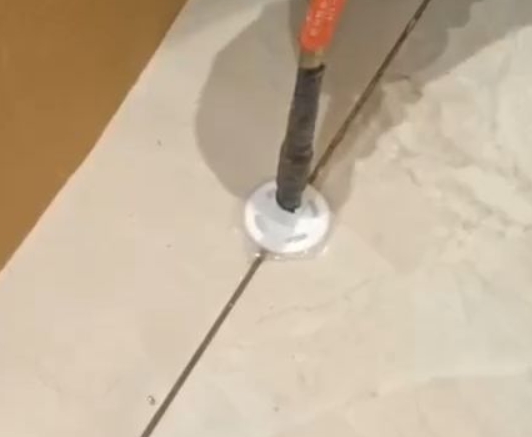 自流井瓷砖空鼓维修公司专业解答瓷砖在铺贴过程中，如果没有涂抹均匀到位的粘结材料（如水泥砂浆或瓷砖胶），可能会导致以下问题
